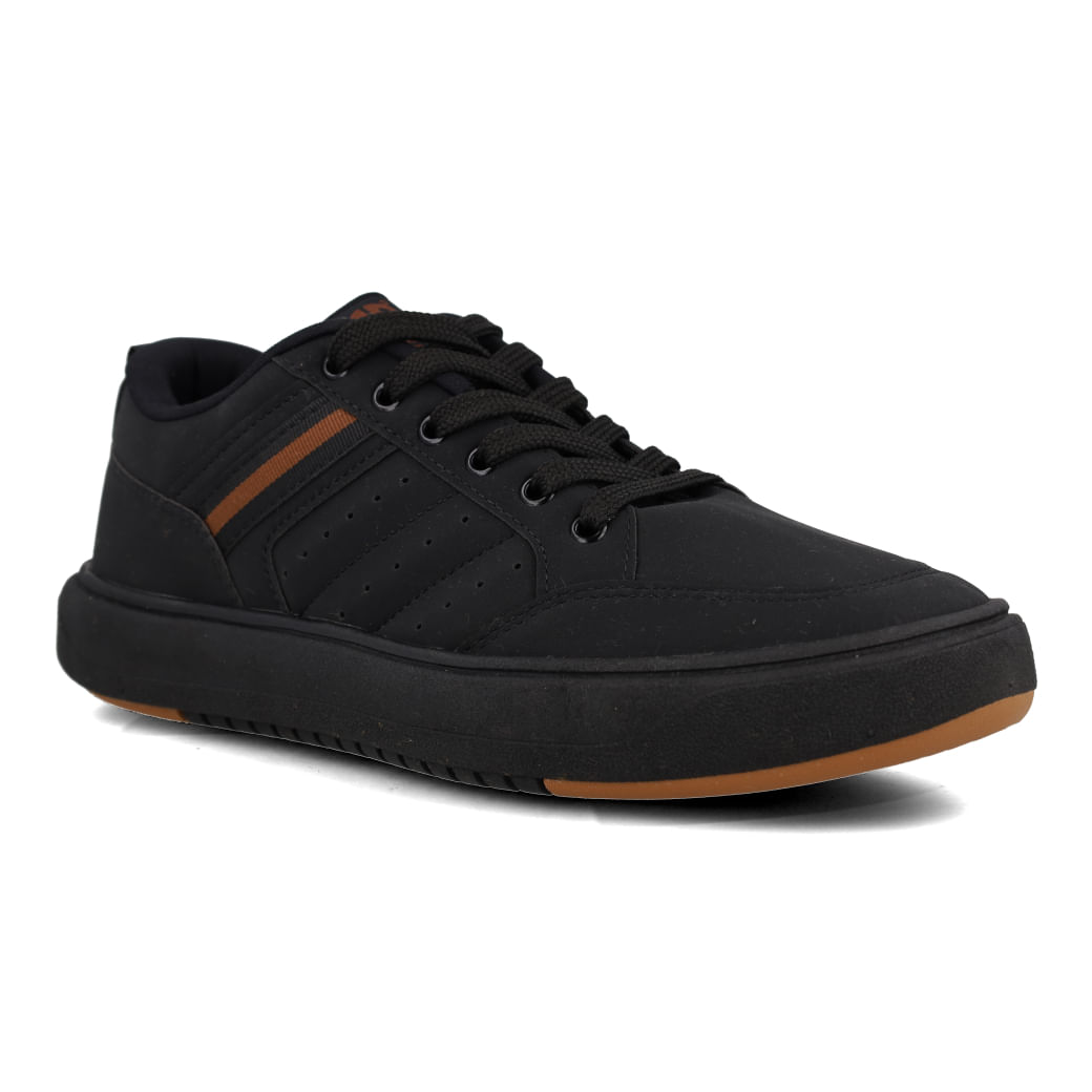 Tênis casual masculino preto com detalhes marrons, vista superior mostrando fechamento e textura