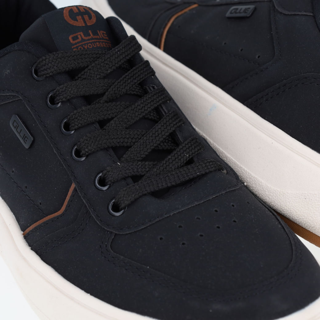 Tênis casual masculino preto visto de lado, destacando detalhes em marrom e sola confortável