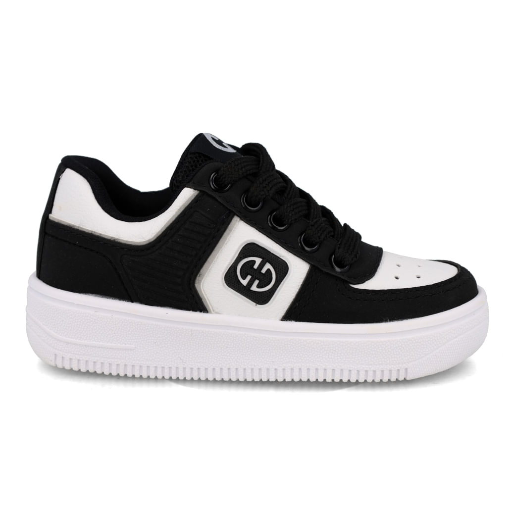 Tênis infantil preto e branco Ollie ProMax visto de frente com cadarço preto e solado branco