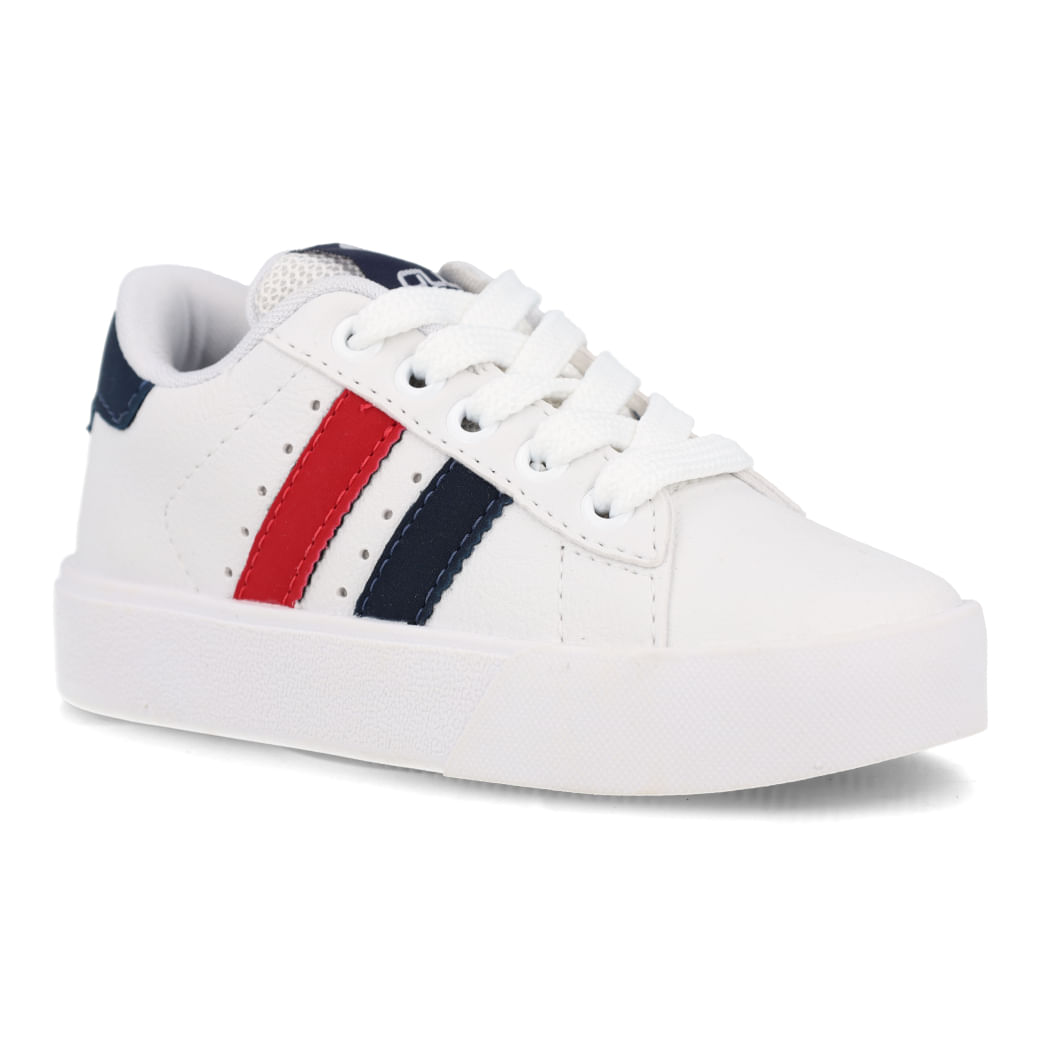 Tênis infantil branco com detalhes em vermelho e azul, design esportivo com tira vermelha e detalhes azuis nas laterais