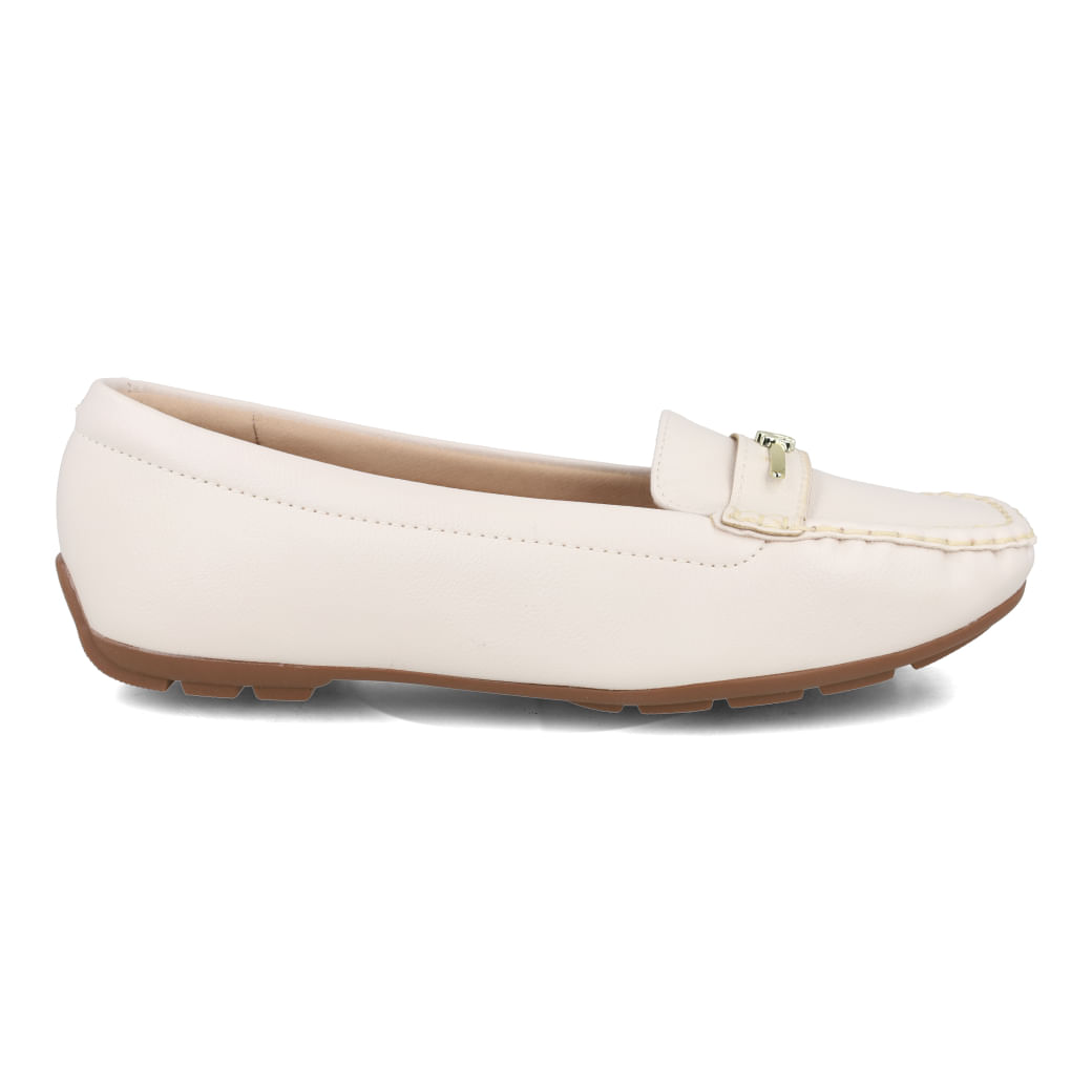 Sapato mocassim feminino branco em napa sintética com detalhes dourados, visto de frente e em ângulo frontal