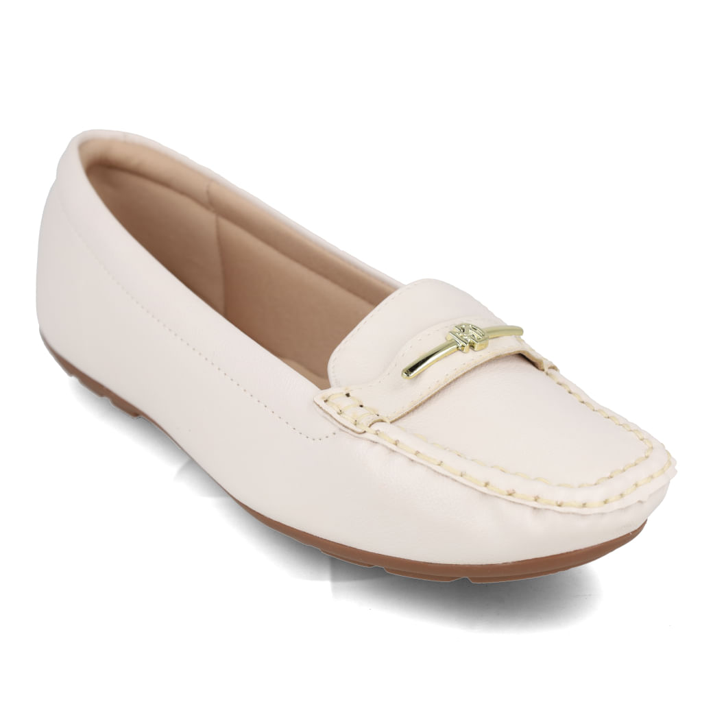 Sapato mocassim feminino branco em napa sintética com detalhes dourados, visto de lado