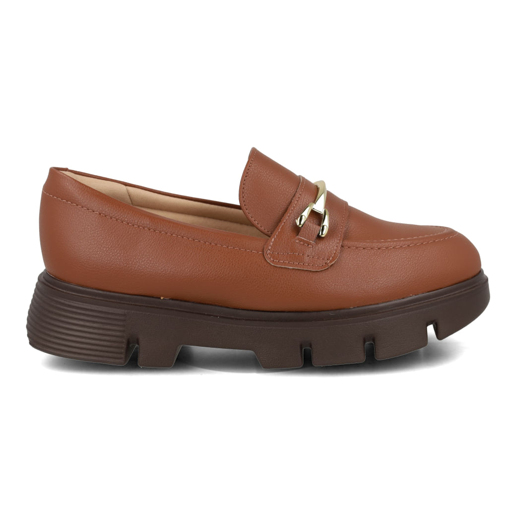 Sapato mocassim feminino em couro sintético marrom avelã com detalhes em metal dourado e fivela decorativa