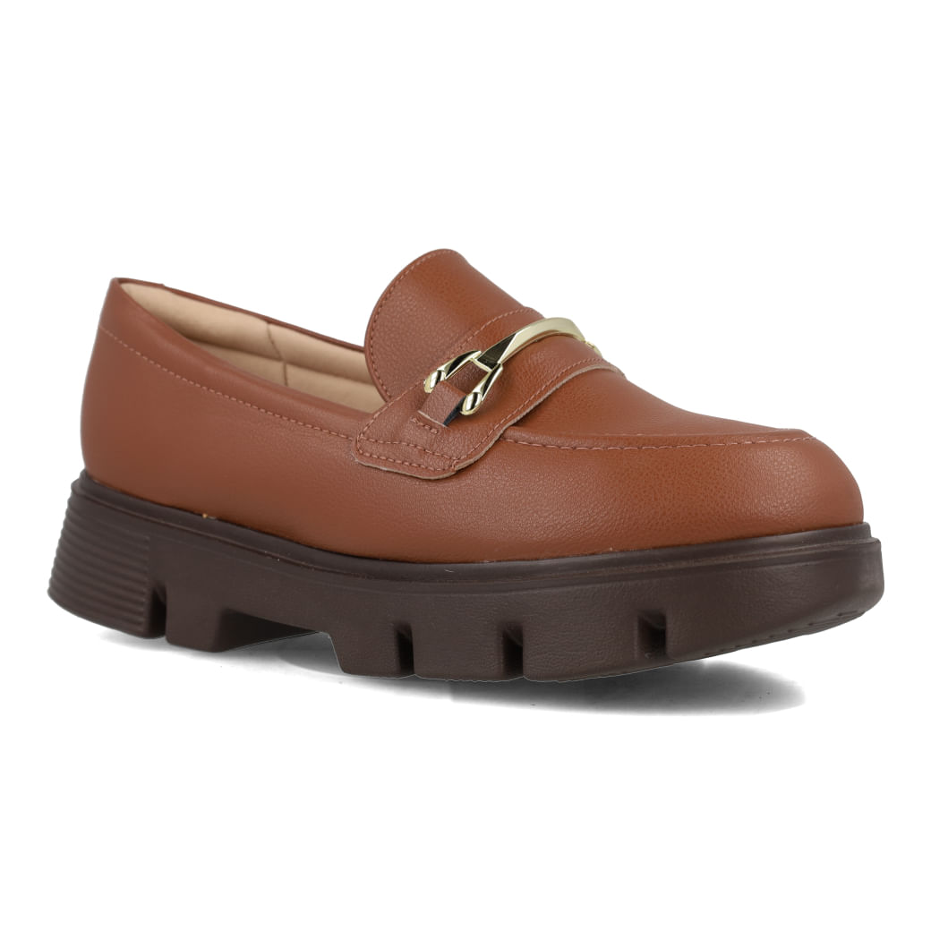Vista lateral do sapato mocassim feminino marrom avelã com fivela decorativa dourada