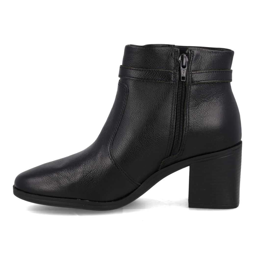 Bota Bebecê feminina preta em couro vista de detalhe para ajuste e conforto