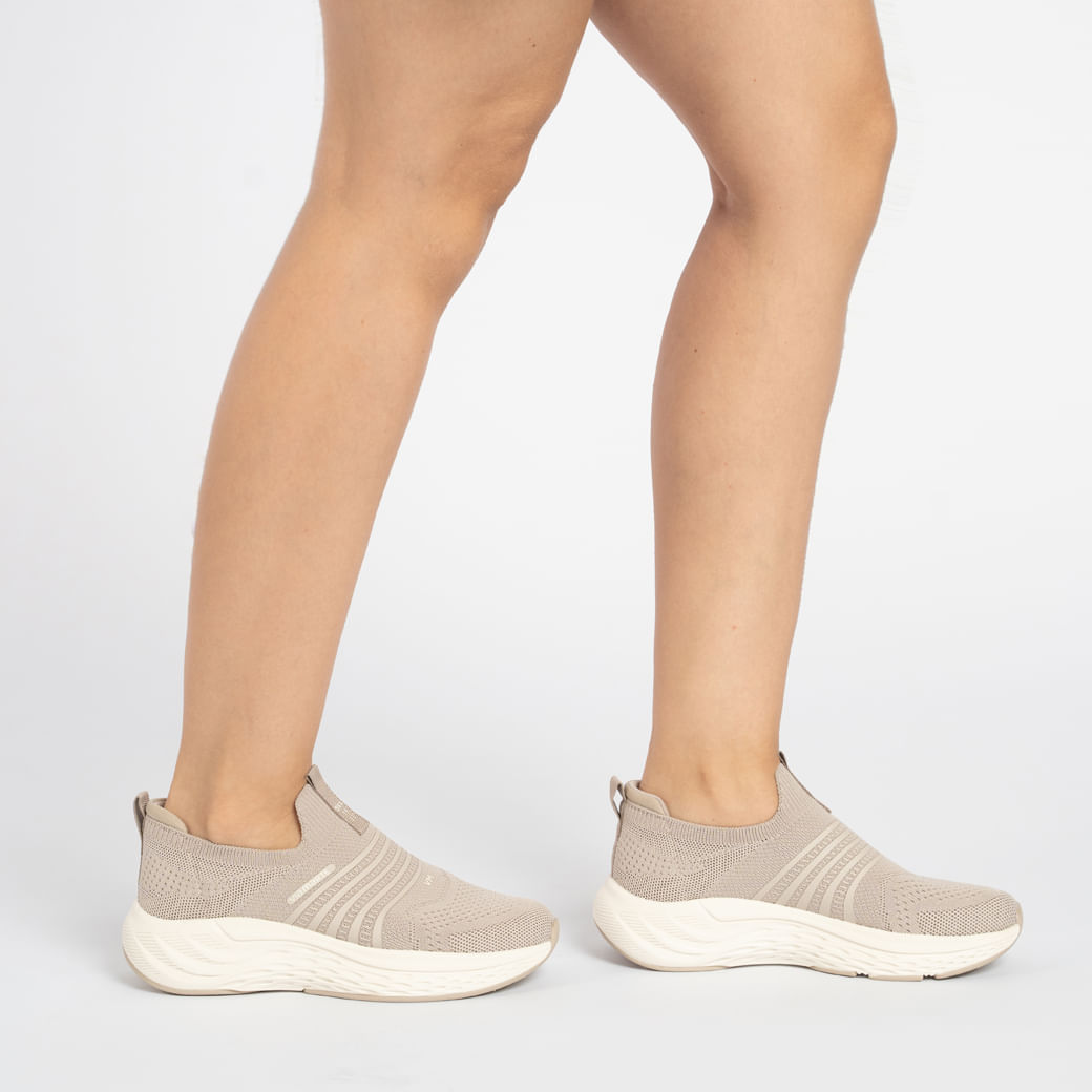 Tênis casual Via Marte Saara bege visto de lado com detalhes em tecido e sola resistente