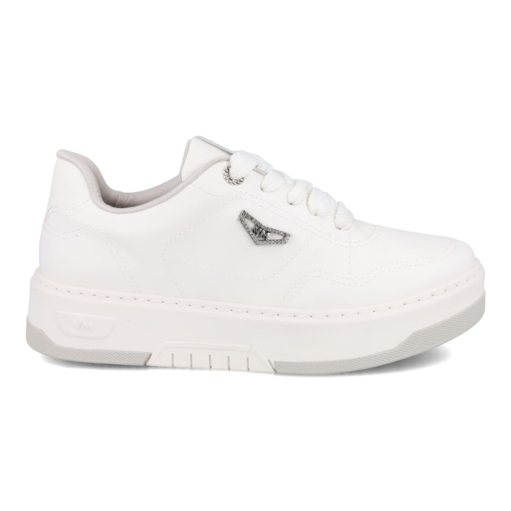 Tênis casual feminino branco Via Marte com cadarço e solado de borracha, visto de frente
