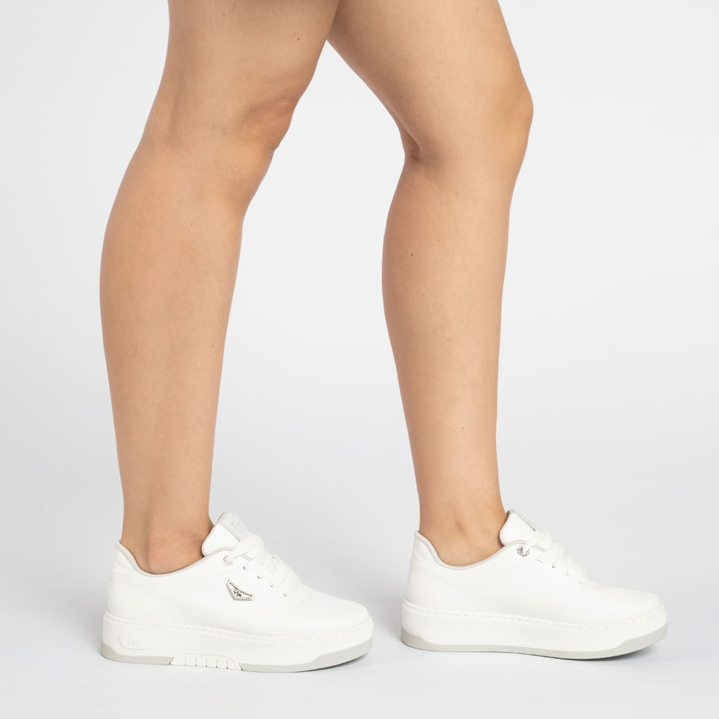Tênis casual feminino branco Via Marte visto de lado, destacando fechamento em cadarço
