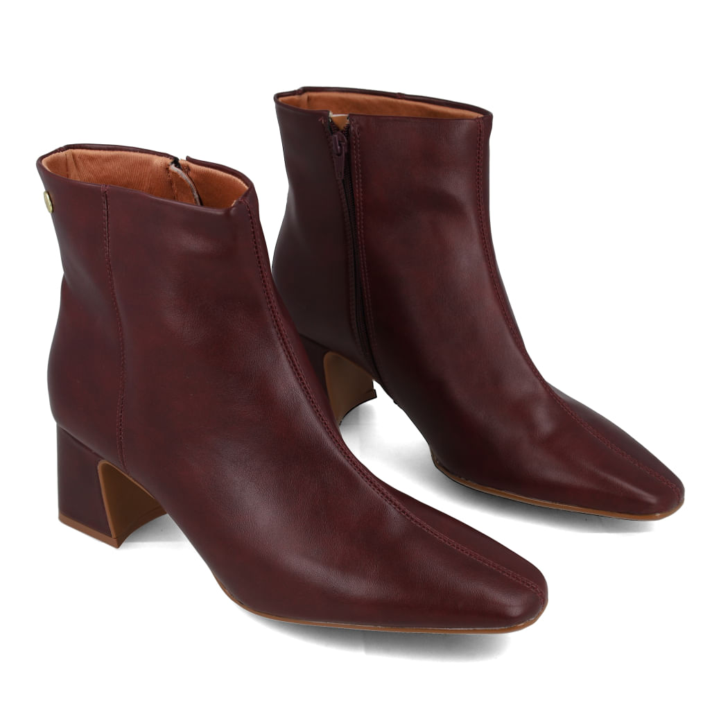 Bota Vizzano bordô cano curto vista lateral para ajuste e conforto