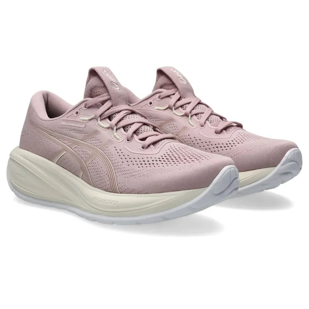 Tênis Asics Gel Cumulus 28 Feminino Rosa em ângulo lateral mostrando o design respirável e solado branco
