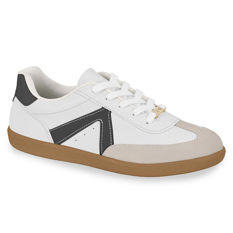 Tênis casual feminino branco com detalhes em cinza e marrom, vista frontal com cadarços brancos e sola marrom.
