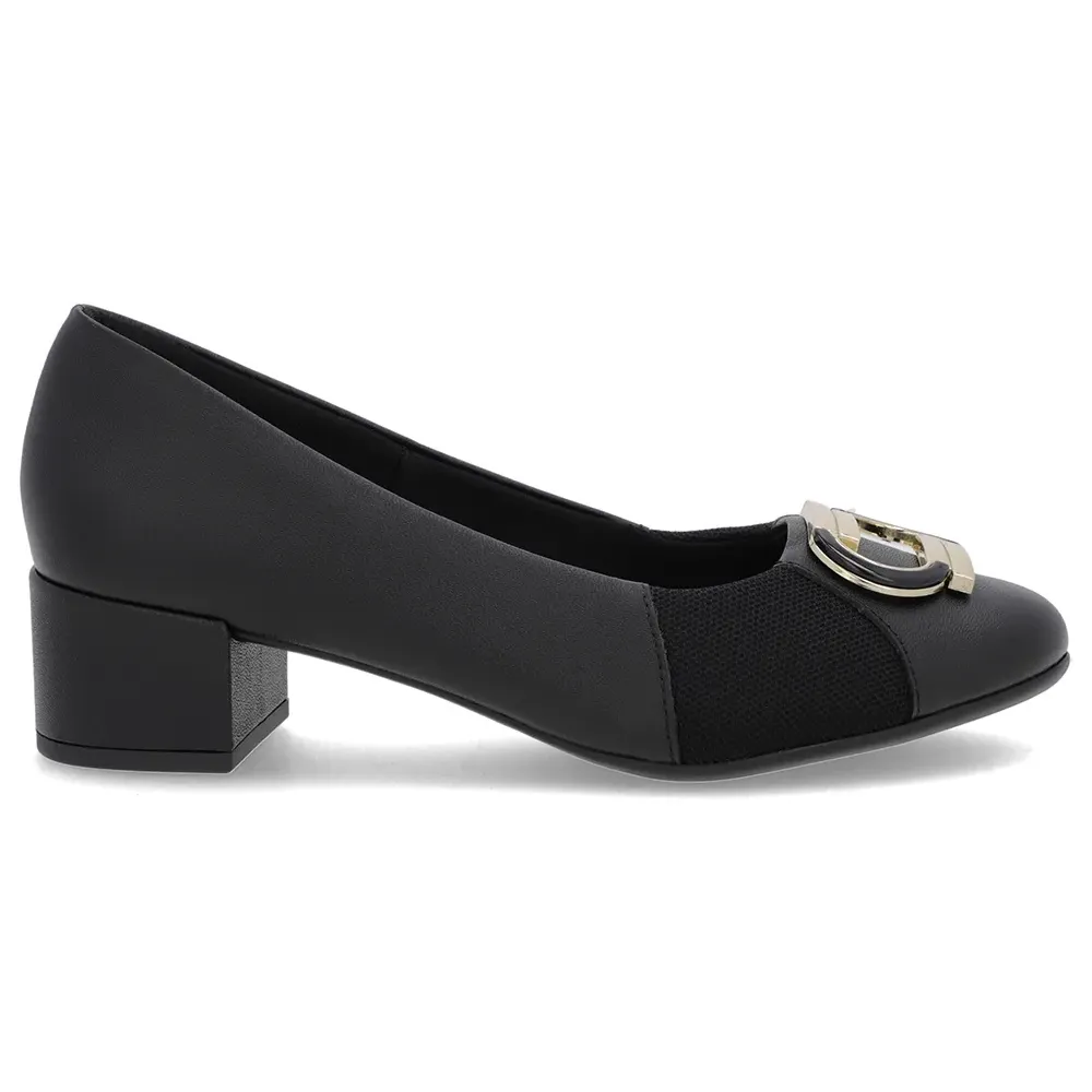 Scarpin Usaflex preto em couro napa com detalhe de fivela dourada, vista frontal