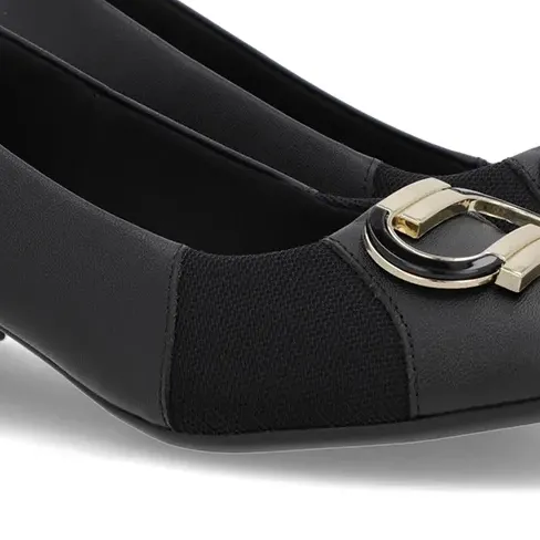 Scarpin Usaflex preto em couro napa com fivela dourada, vista lateral