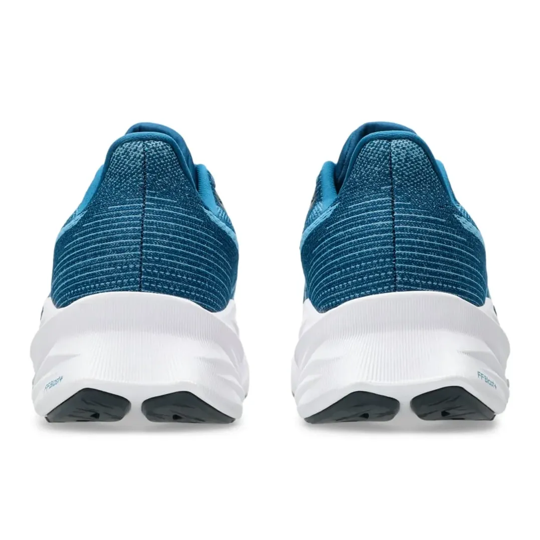Tênis de corrida feminino azul e branco da Asics mostrando a parte de trás com detalhes do material e solado