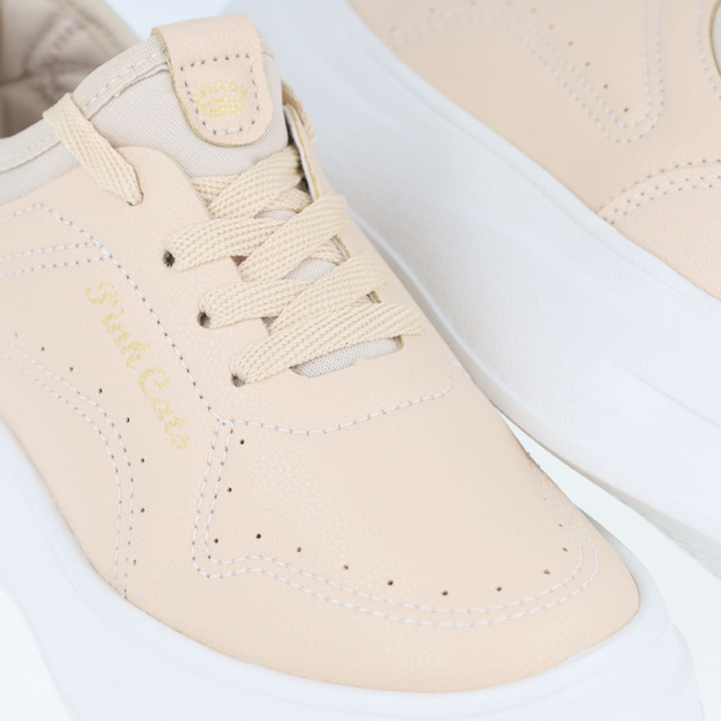 Tênis infantil Pink Cats creme com detalhes dourados mostrando tabela de numeração