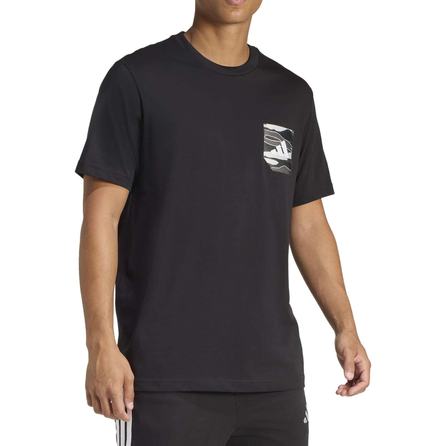 Camiseta masculina Adidas preta com estampa camuflada no bolso do peito vista de frente