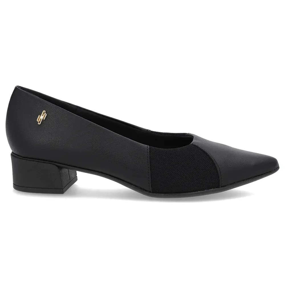 Scarpin preto feminino com bico fino e salto bloco, em couro napa