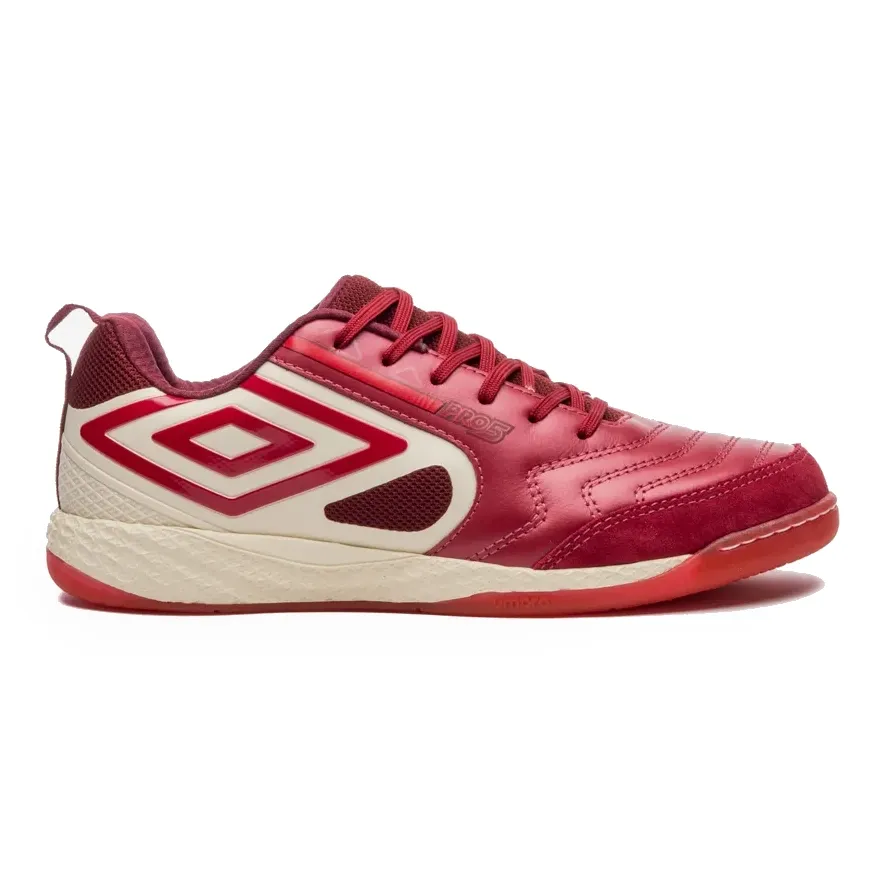 Tênis de futsal Umbro unissex vermelho com detalhes brancos e sola vermelha