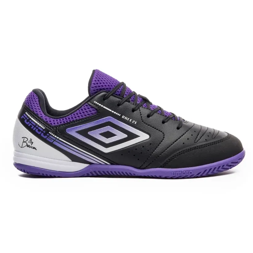 Tênis de futsal masculino Umbro preto com detalhes roxos e brancos, vista frontal mostrando design e assinatura de Billy