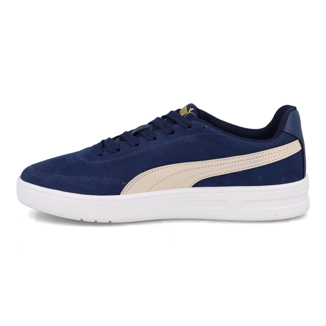 Tênis Puma Court Classic Clean masculino azul visto de lado, destacando o solado branco e detalhes dourados