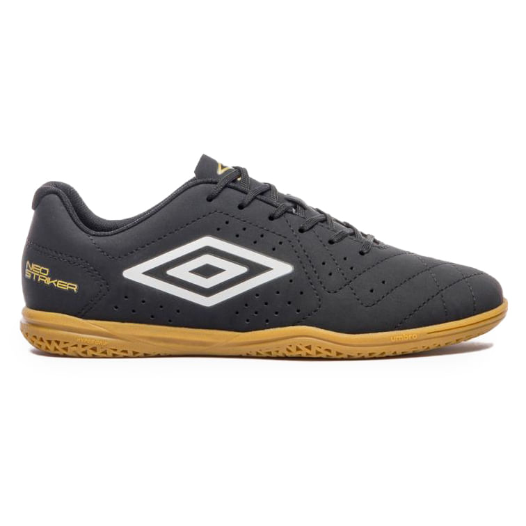 Tênis de futsal masculino Umbro Neo Striker preto com detalhes dourados e branco, vista frontal