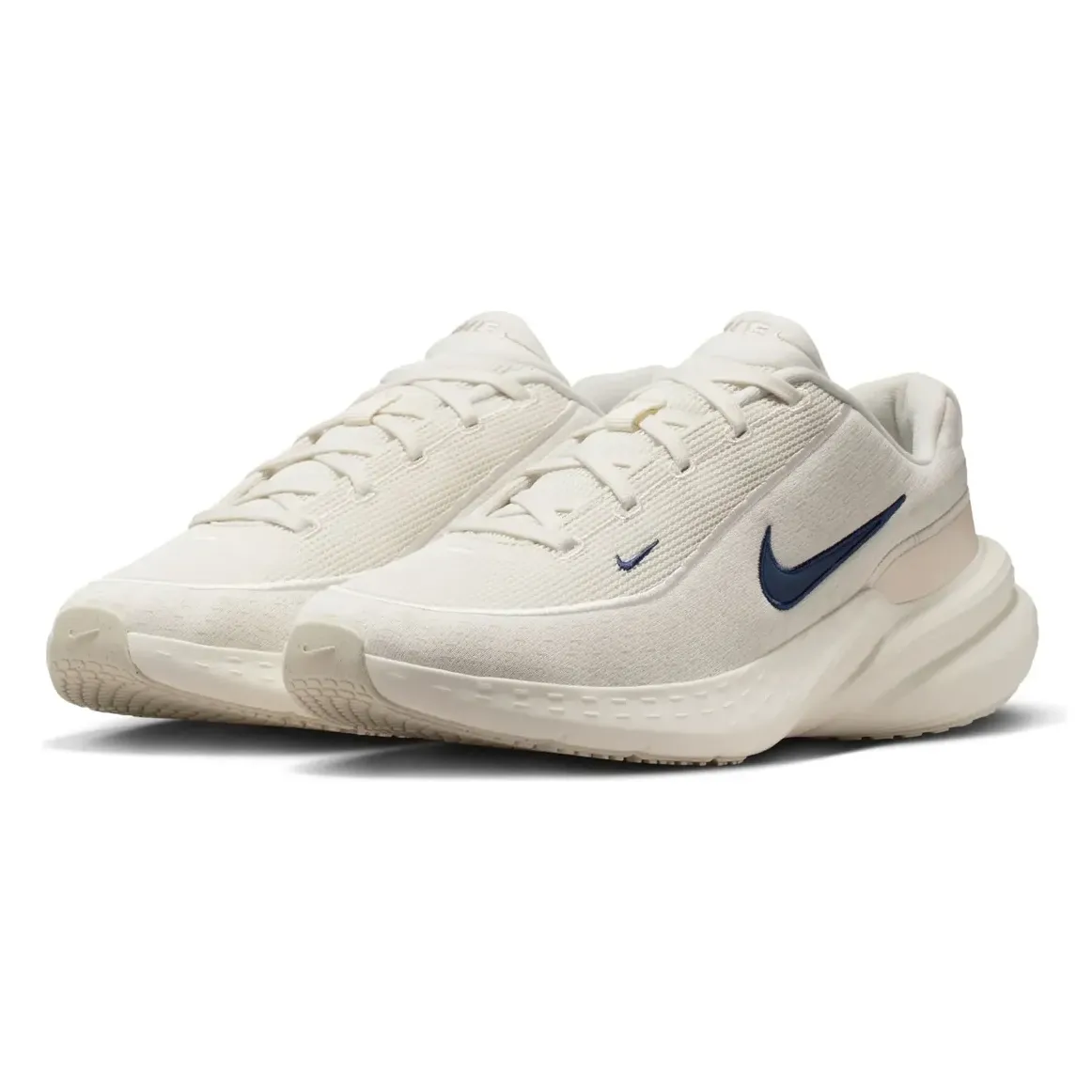 Tênis Nike Uplift SC Branco em ângulo lateral destacando solado e logo