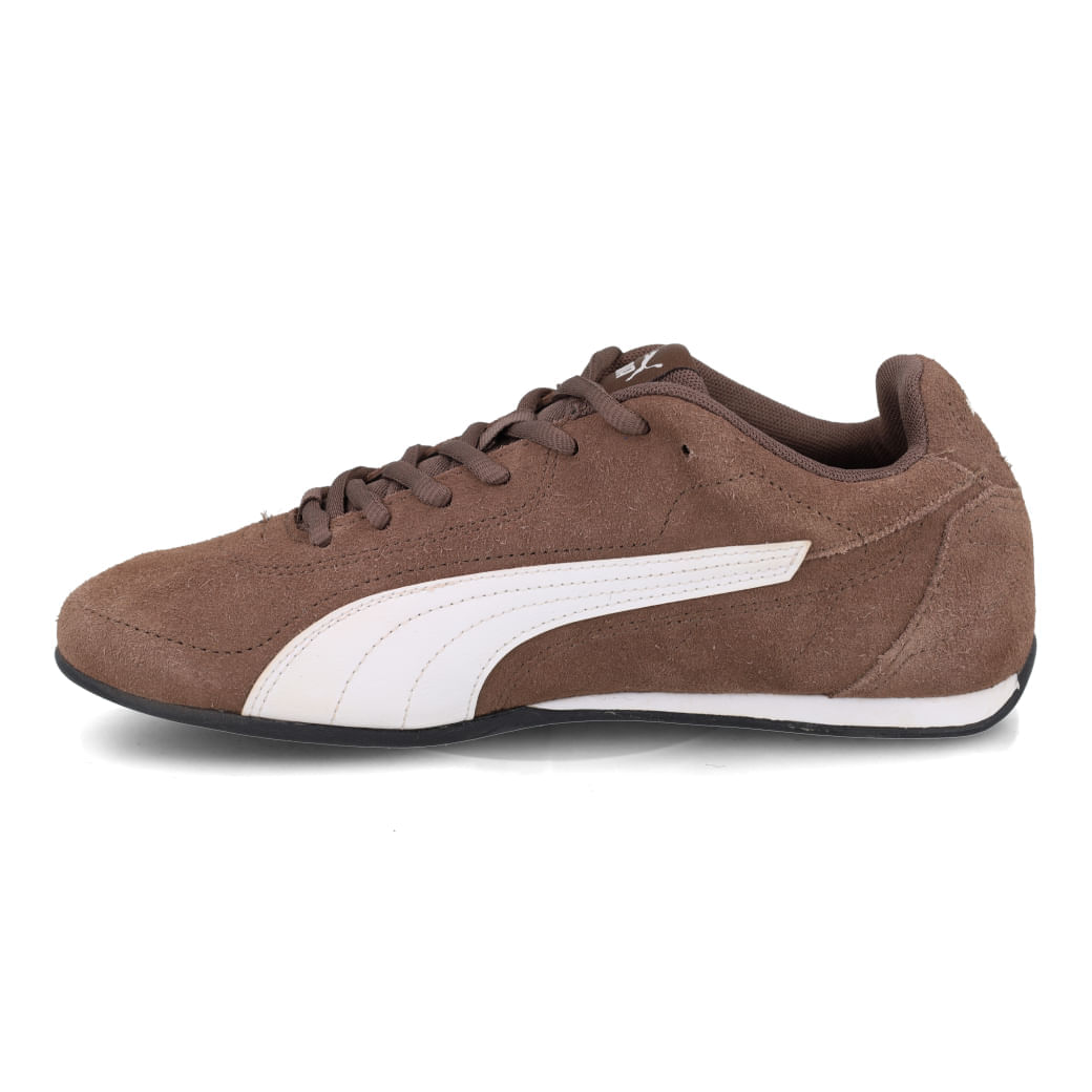 Tênis Puma Core marrom unissex visto de outro ângulo mostrando detalhes do material