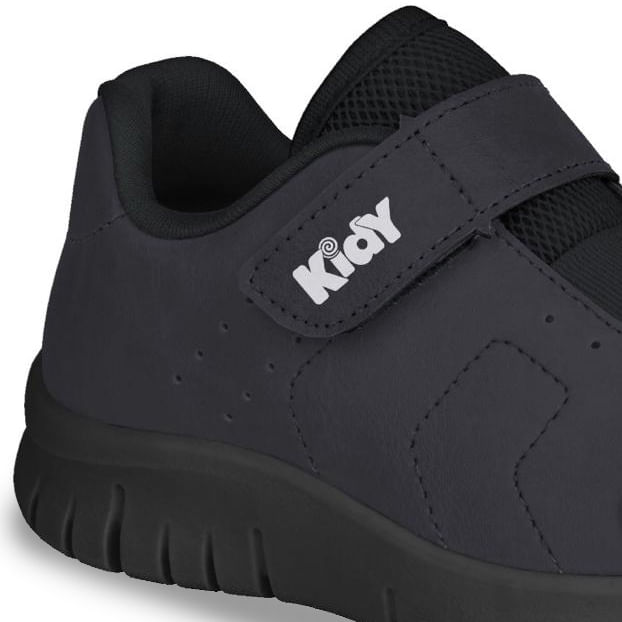 Vista lateral do tênis casual masculino Kidy preto com detalhes em branco e fechamento em velcro