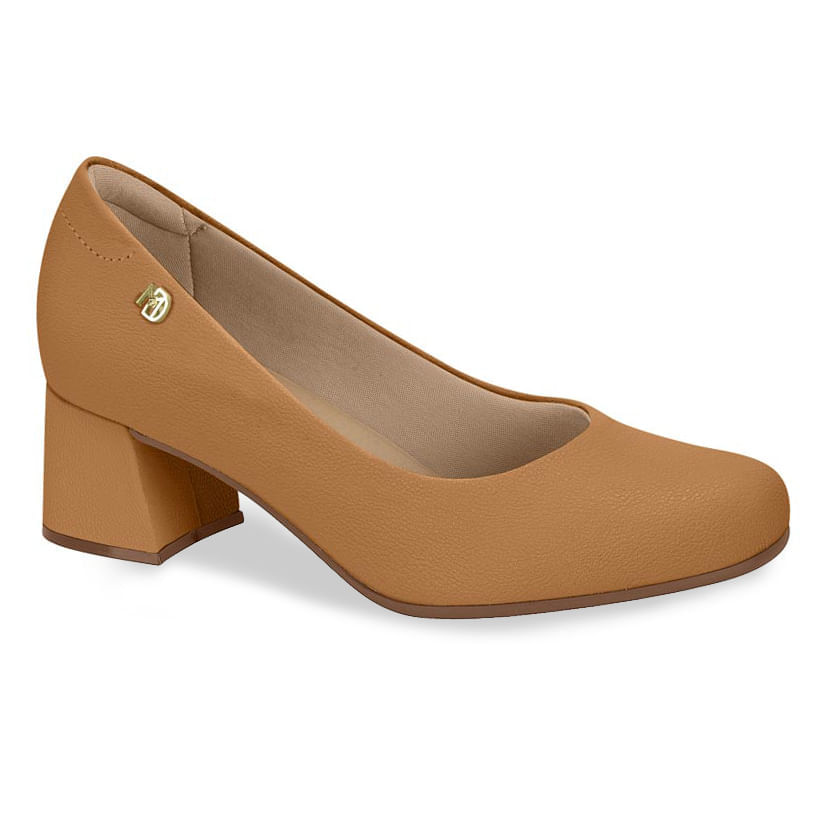 Sapato feminino em couro napa na cor camel com salto quadrado e logo dourado na lateral