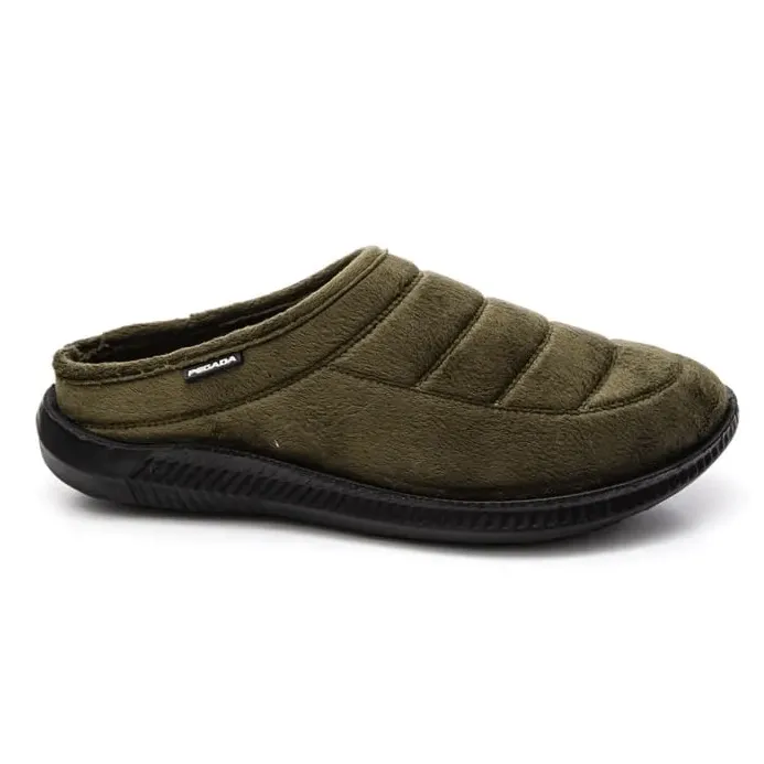 Pantufa masculina verde-oliva em tecido peluciado vista lateral direita