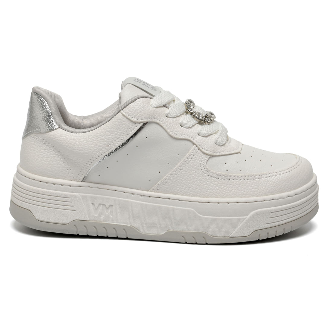 Tênis Via Marte Branco Casual Feminino exibido em ângulo frontal com cadarço e solado branco
