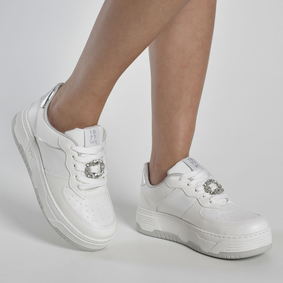 Tênis Via Marte Branco Casual Feminino em outro ângulo mostrando detalhes do cadarço e solado