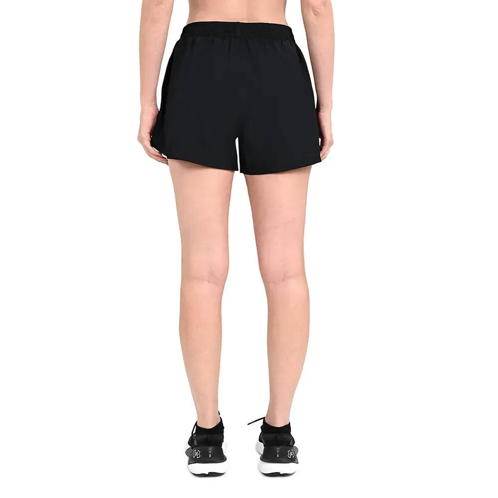 Short feminino Under Armour preto em uso casual