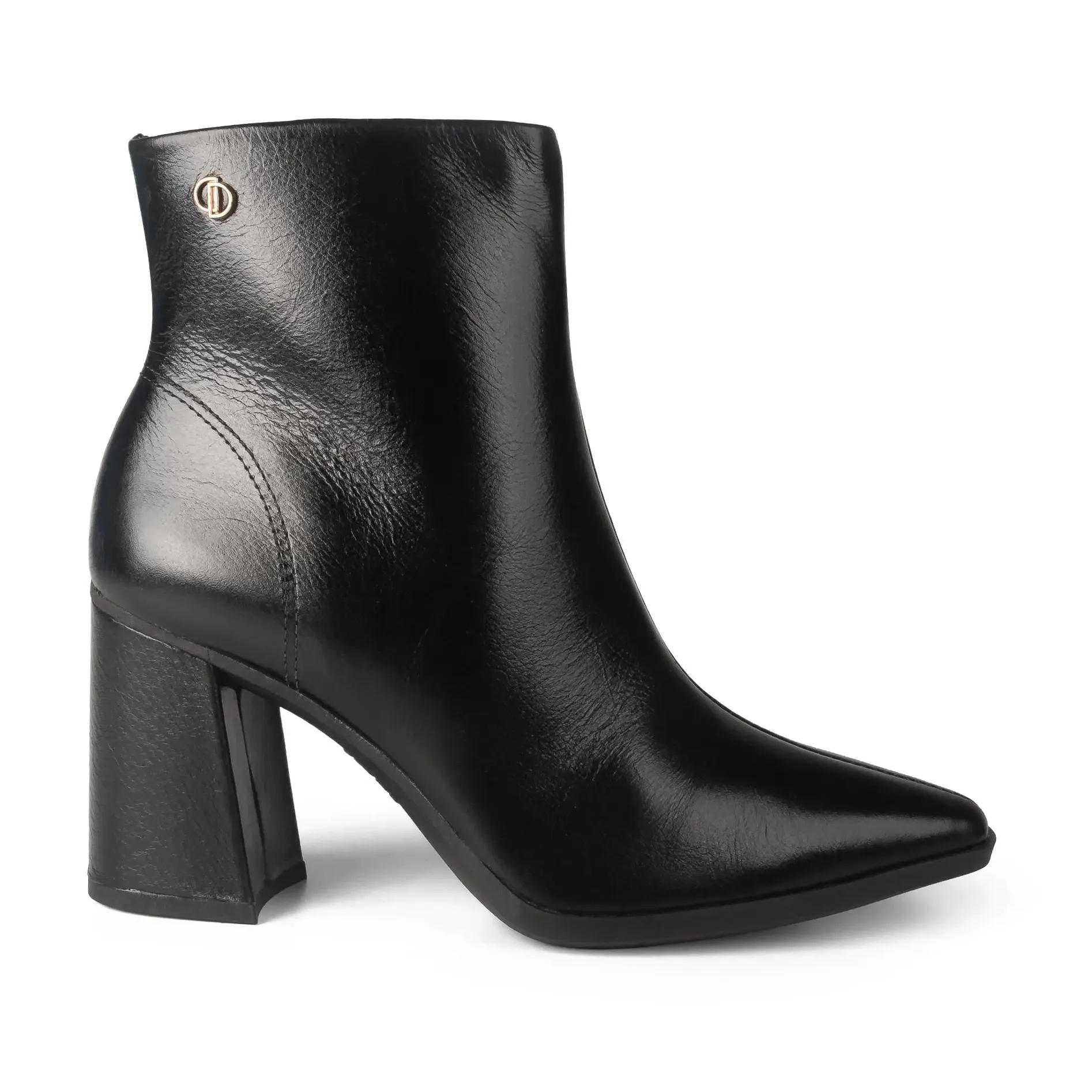 Bota Dakota Cano Curto Feminina Preta vista de frente com salto bloco e zíper lateral