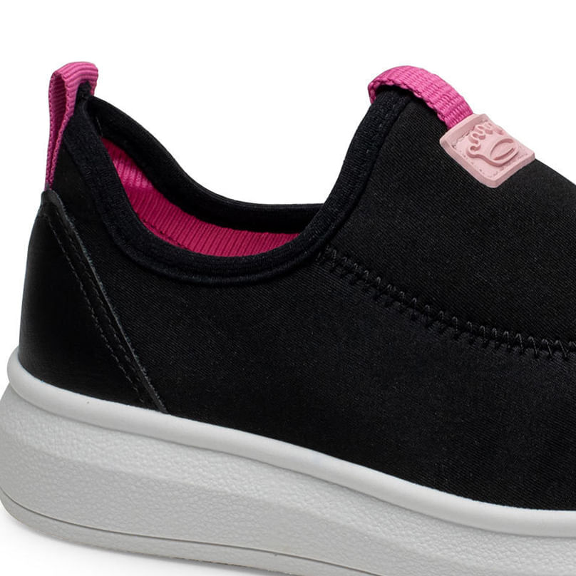 Tênis infantil Pink Cats slip on preto com detalhes em rosa visto de outro ângulo