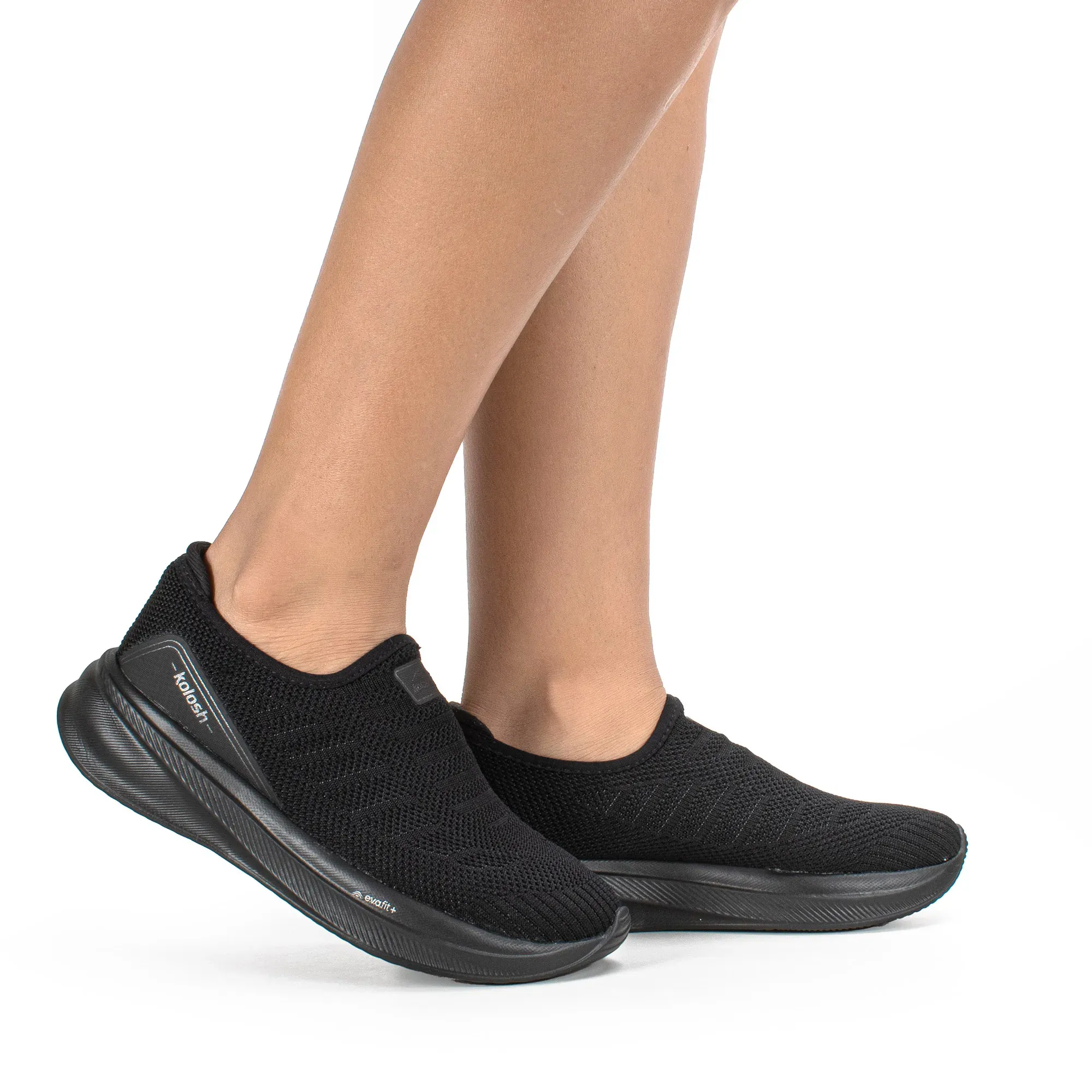 Tênis esportivo Kolosh Slip On Feminino Preto, vista lateral destacando detalhes em mesh e sola em EVA