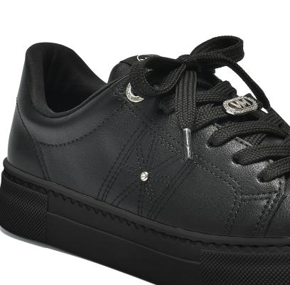 Tênis Via Marte Feminino Preto casual mostrando lado direito com detalhes em metal prateado e solado branco