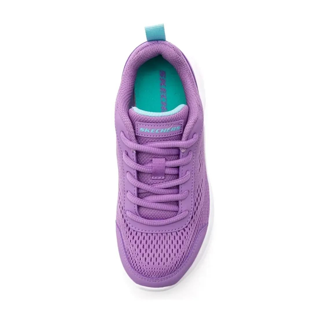 Visão lateral do tênis infantil Skechers lilás com solado branco e detalhes turquesa, fechamento por cadarço