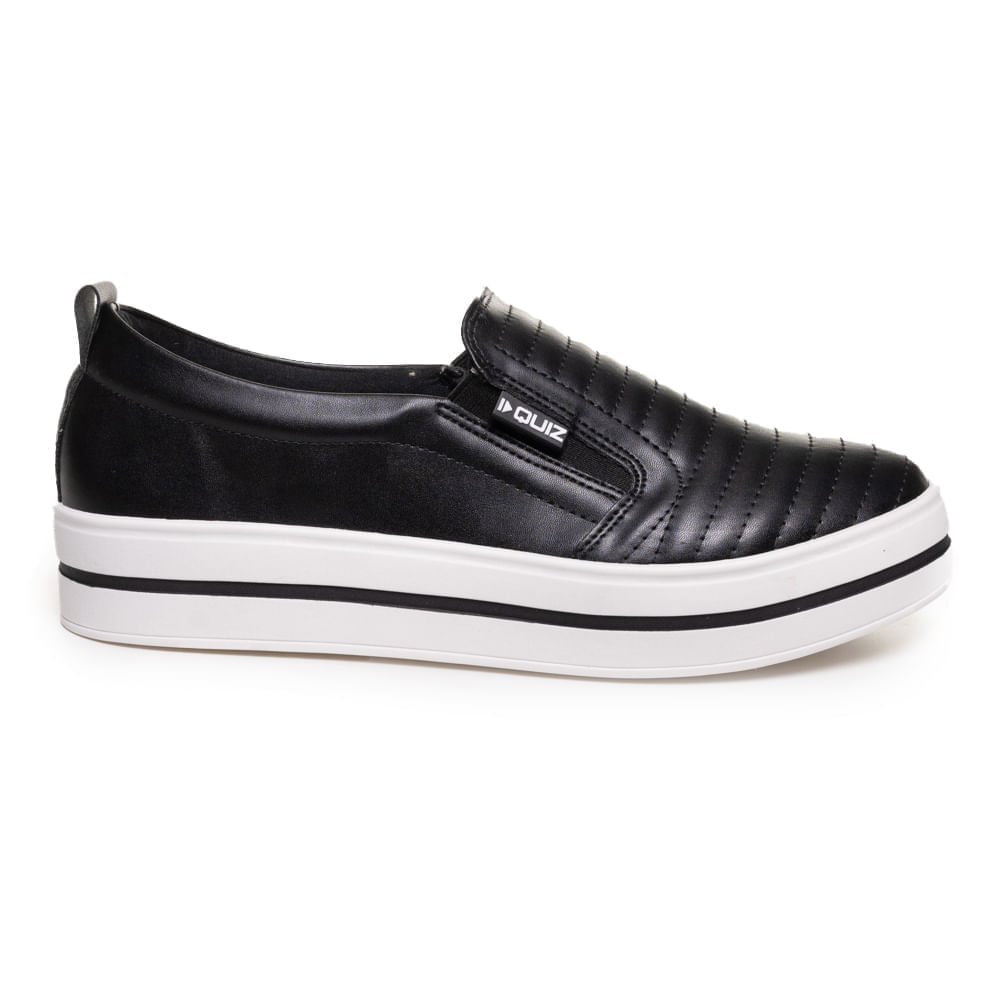 Tênis feminino slip on preto com cabedal acolchoado e solado plataforma branco com filete preto, vista lateral