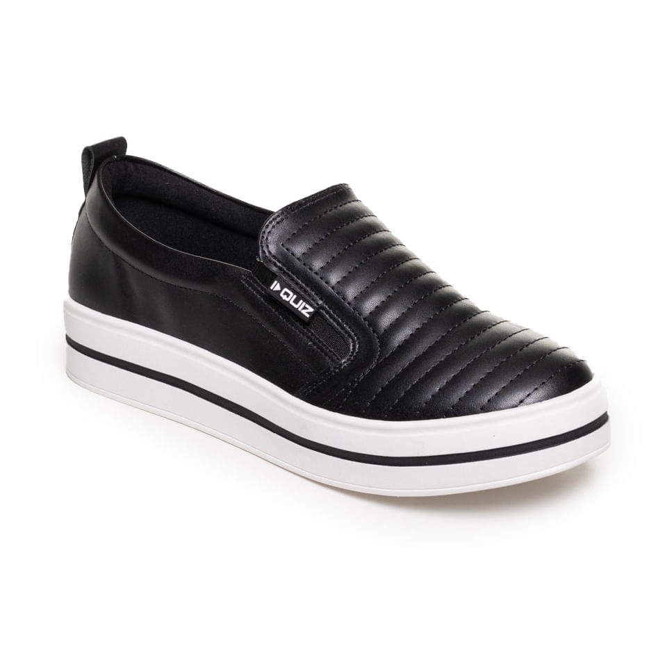 Tênis feminino slip on preto perfil lateral em fundo branco, mostrando design e material