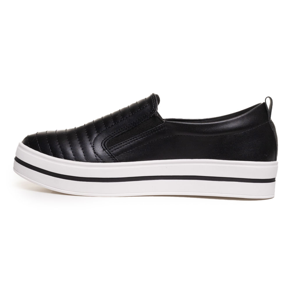Close do tênis feminino slip on preto destacando cabedal acolchoado e solado plataforma