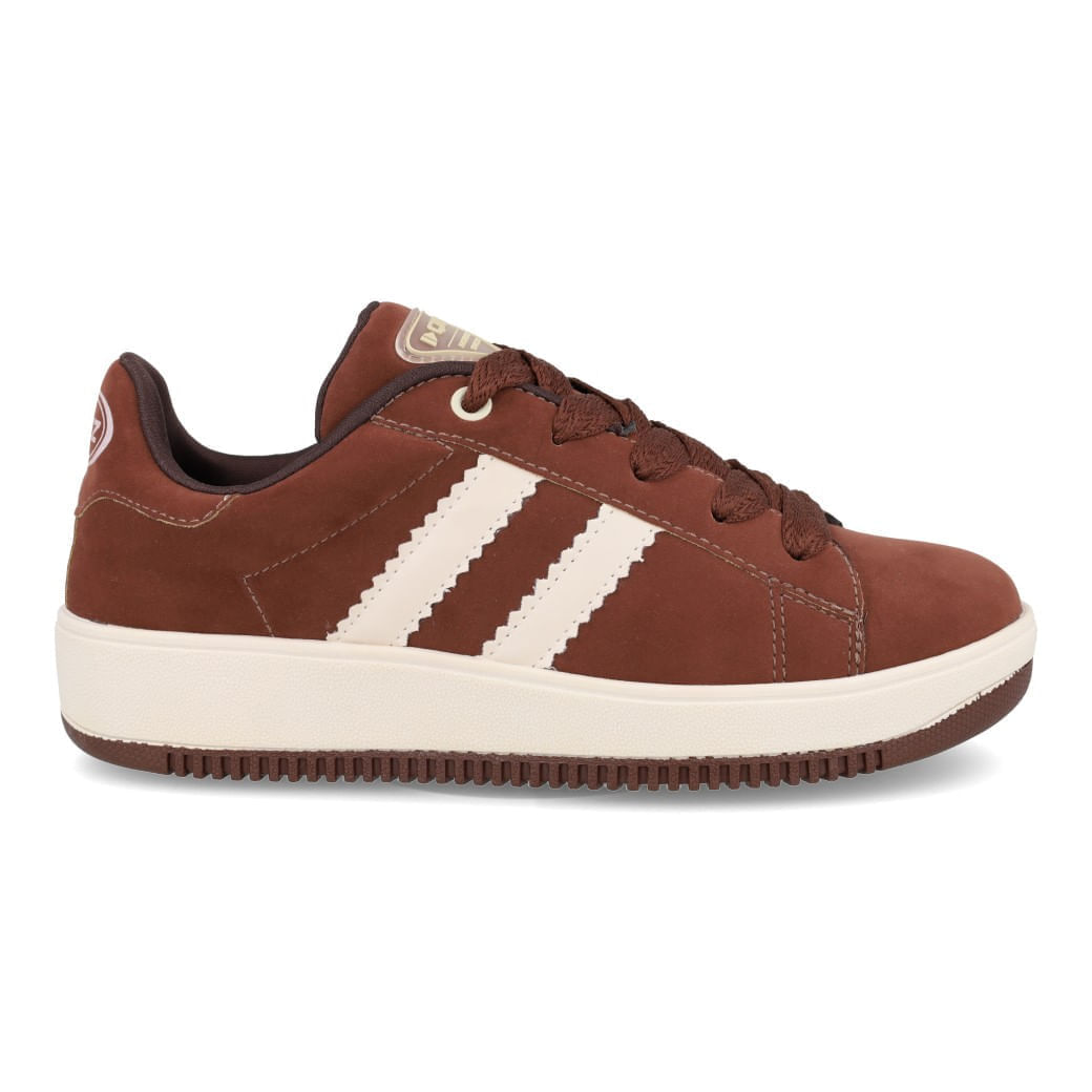 Tênis feminino marrom da marca Quiz em ângulo frontal, cabedal em nobuck com listras off-white, cadarço marrom e sola branca com base marrom texturizada