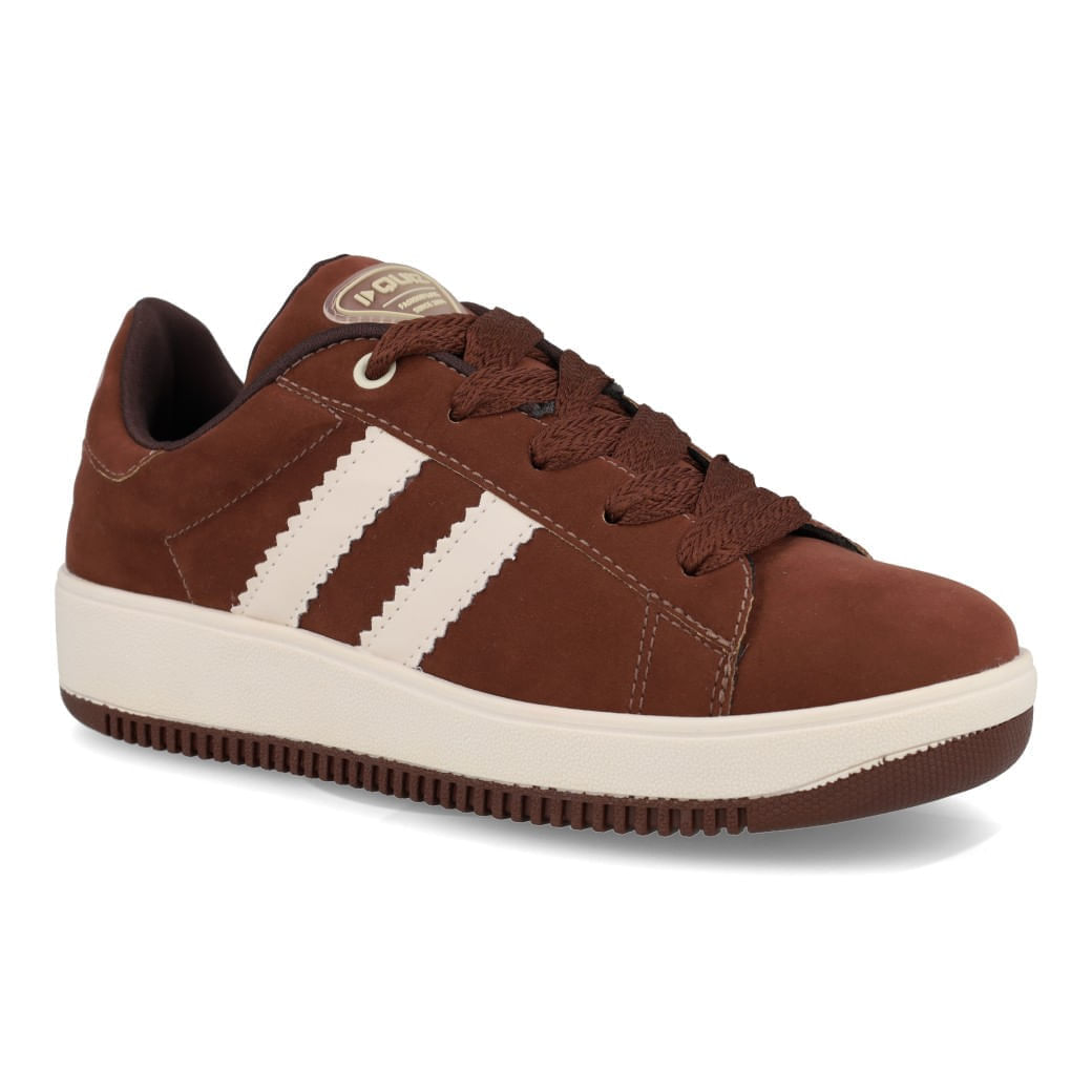 Close lateral do tênis Quiz casual feminino marrom mostrando detalhes do nobuck e sola alta off-white
