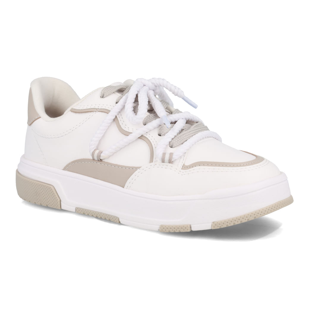 Par de tênis Vizzano branco com cadarços de corda e solado antiderrapante alinhados sobre fundo branco.