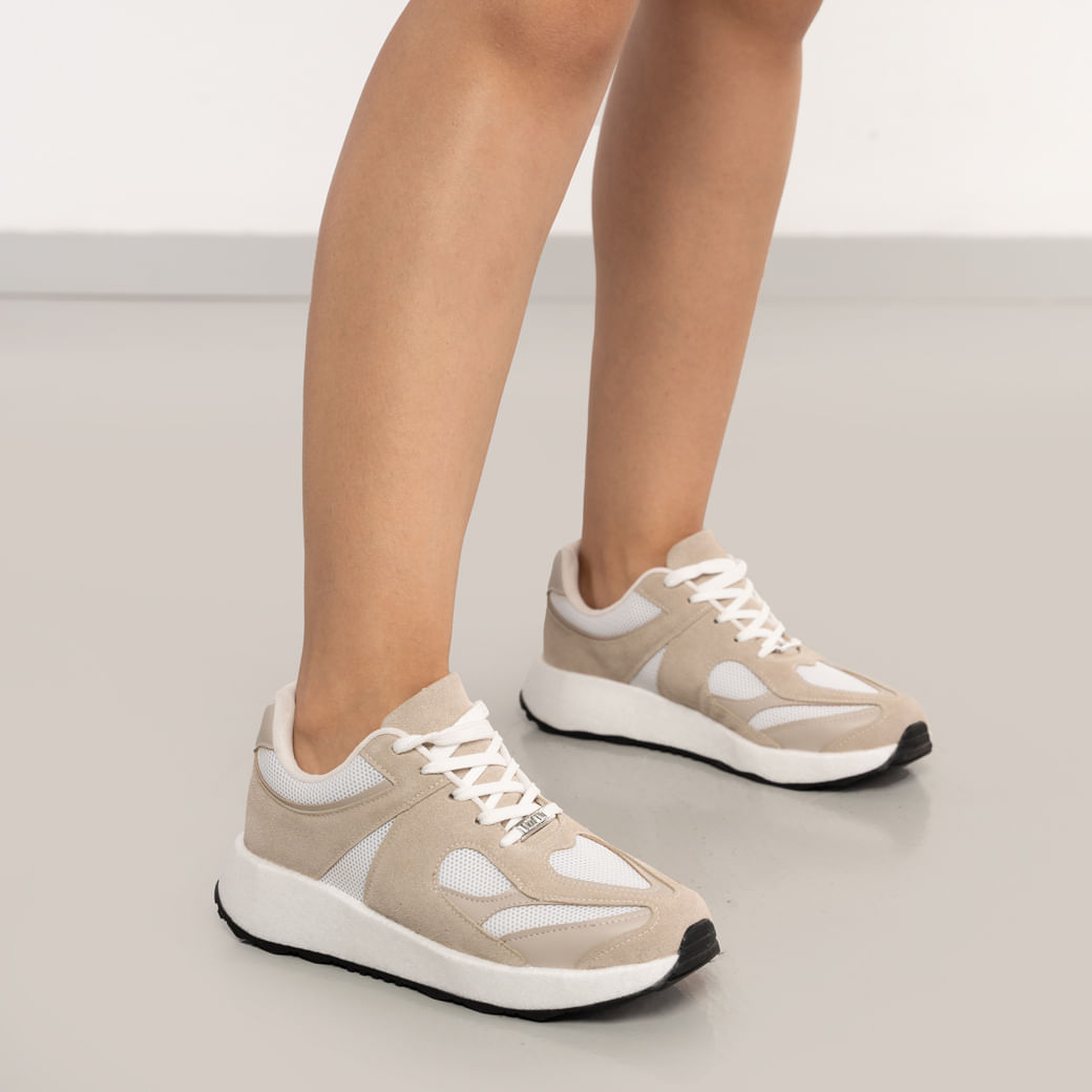 Tênis casual feminino branco Vizzano visto de lado mostrando textura e detalhes do solado