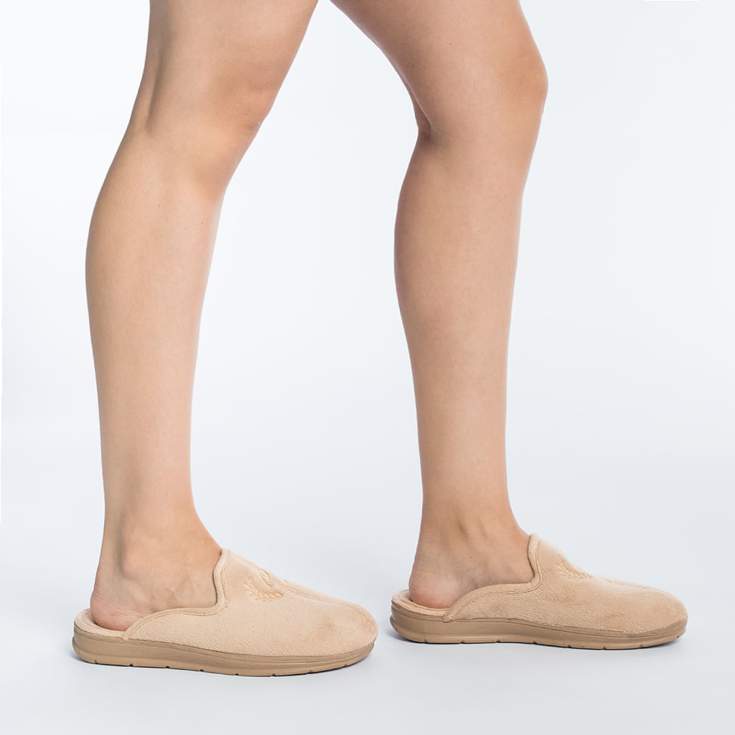 Pantufa feminina blush vista lateral mostrando tecido macio e design acolhedor