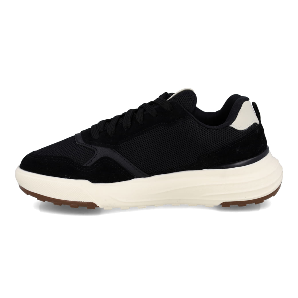 Vista lateral do tênis casual masculino preto com detalhes em branco e fechamento em cadarço