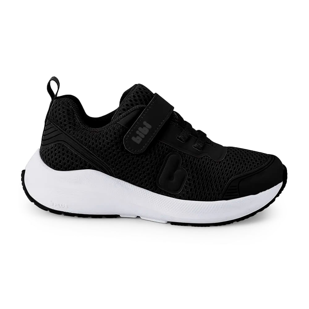 Tênis infantil Bibi High School preto em ângulo frontal, com design esportivo e solado branco