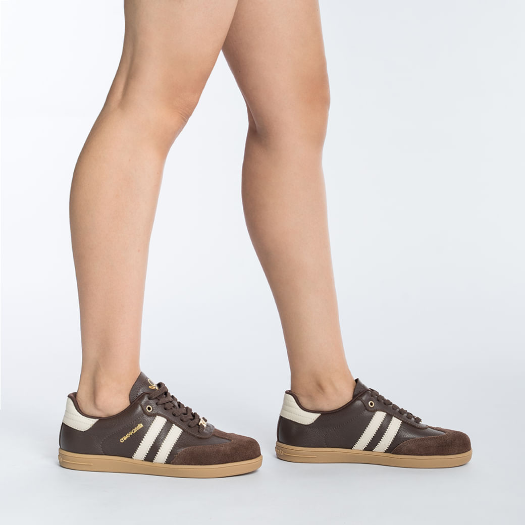 Vista lateral do tênis casual feminino Marrom com detalhes pretos e solado caramelo