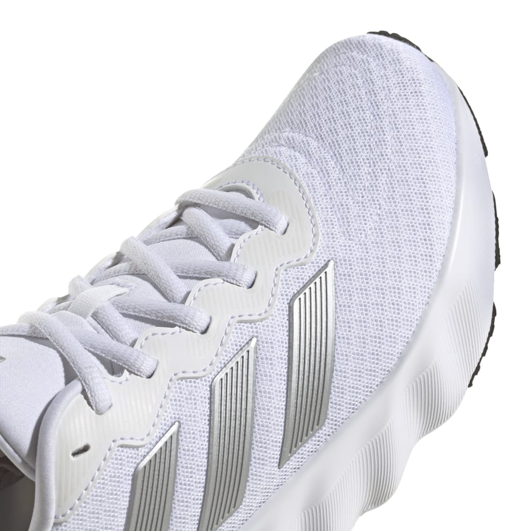 ID5257_9_FOOTWEAR_Photography_Detail-View-2_white.jpg